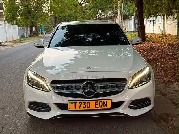 Mercedes-Benz C-Class C200 2015 Off-White - 1