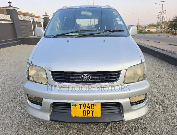 Toyota Noah 2004 Silver - 1