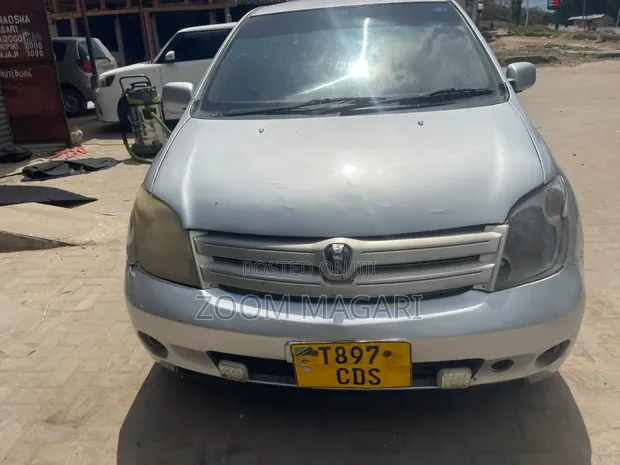 Toyota IST 2003 Silver - 1