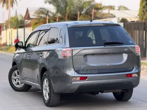 Mitsubishi Outlander PHEV 2013 Gray