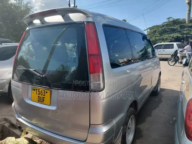Toyota Noah 2001 Silver - 1