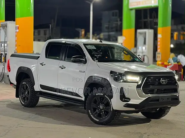 Toyota Hilux 2022 White - 1