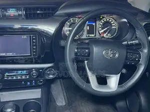 Toyota Hilux 2022 White