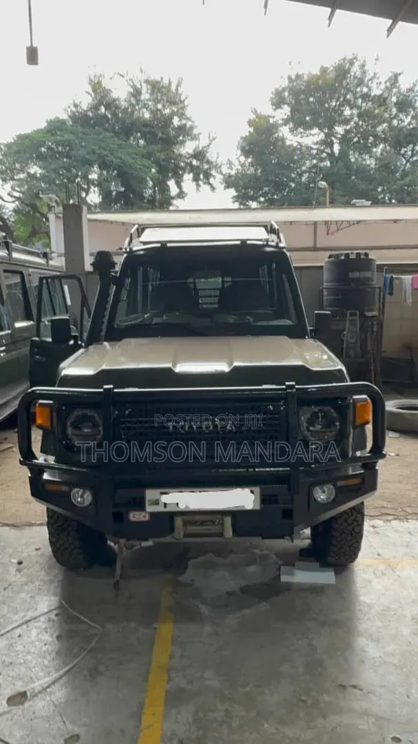 Toyota Land Cruiser 2011 Green - 1