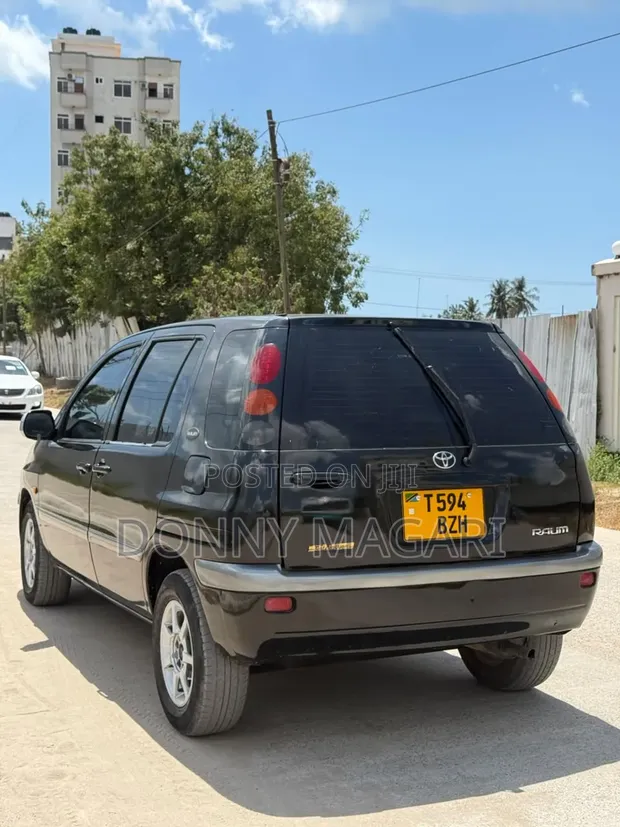 Toyota Raum 2004 Nyeusi - 1