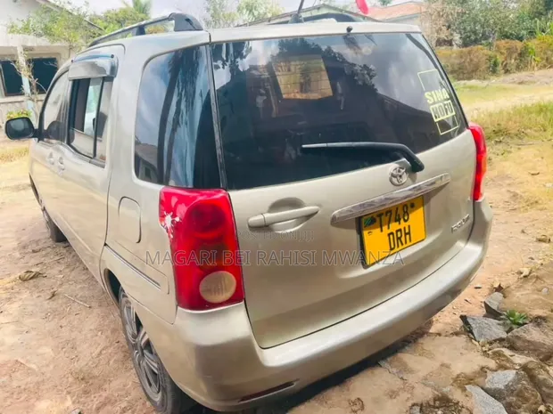Toyota Raum 2005 Silver - 1
