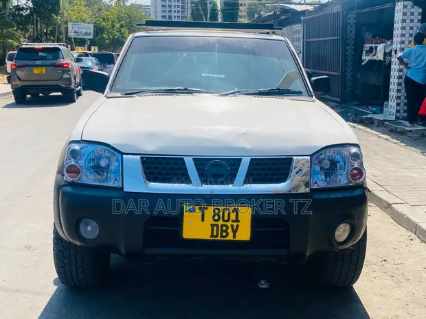 Nissan Hardbody 2001 White - 1