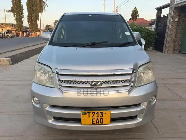Toyota Noah 2006 Silver - 1