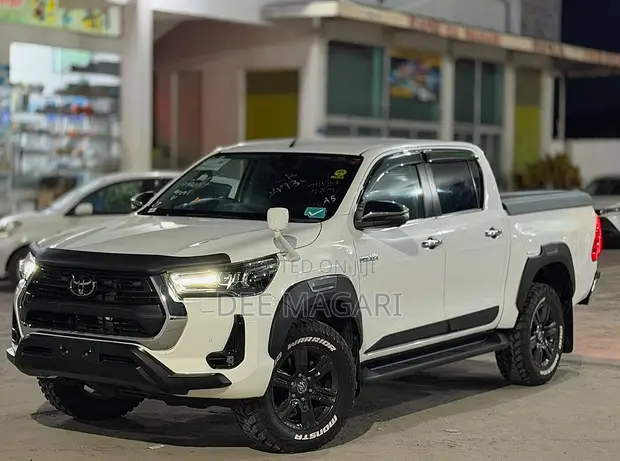 Toyota Hilux 2022 White - 1