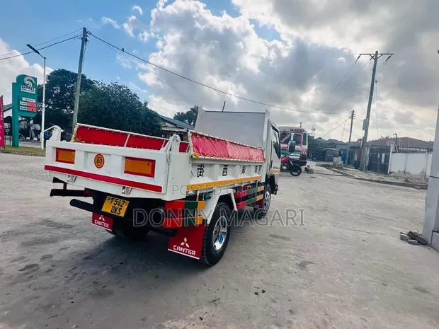 Lori la Mitsubishi Canter Tipper - 1