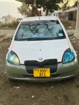 Toyota Vitz 2002 Nyeupe - 1