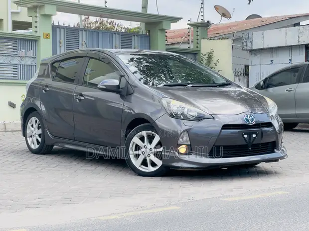 Toyota Aqua 2014 Gray - 1