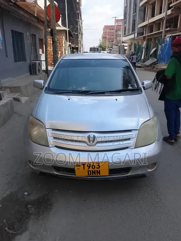 Toyota IST 2004 Silver - 1