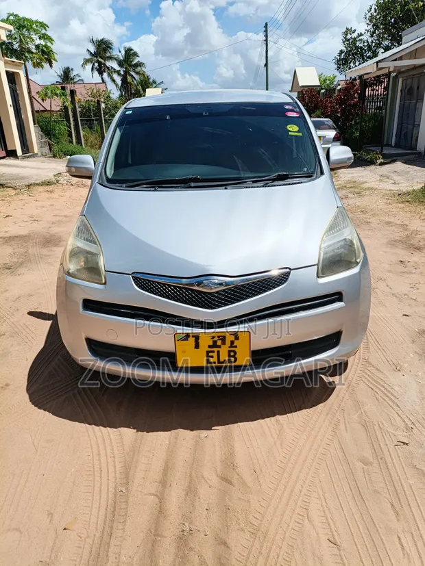 Toyota Ractis 2006 Silver - 1