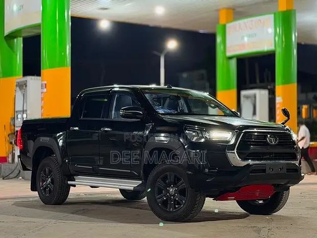 Toyota Hilux 2022 Black - 1