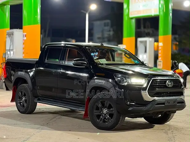 Toyota Hilux 2022 Black - 1