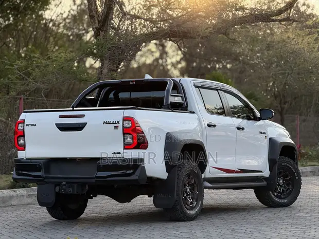 Toyota Hilux 2025 GR Sport Double Cabin - 1