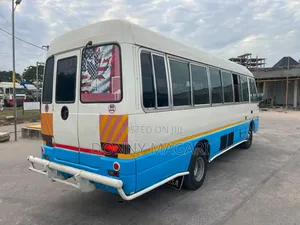 Mitsubishi Fuso Rosa 2000 - Nyeupe