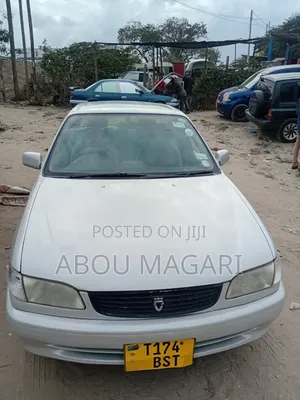 Toyota Corolla 2000 Nyeupe