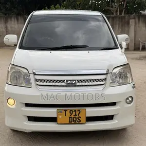 Toyota Noah 2005