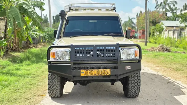 Toyota Land Cruiser Hardtop 2010 Beige - 1