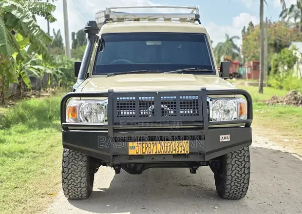 Toyota Land Cruiser 76 Series 2010 Beige - 1