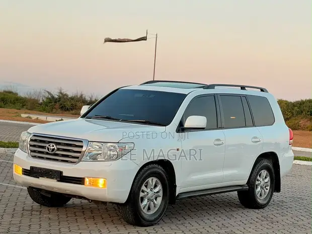 Toyota Land Cruiser 2011 White - 1