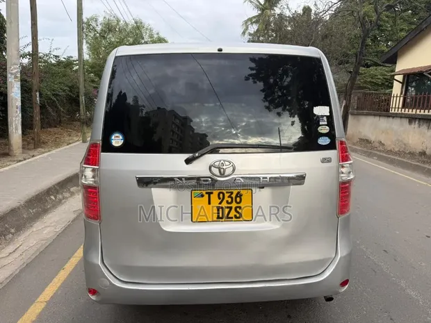 Toyota Noah 2007 Silver - 1