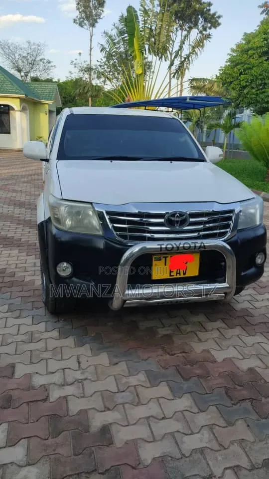 Toyota Hilux 2012 White - 1