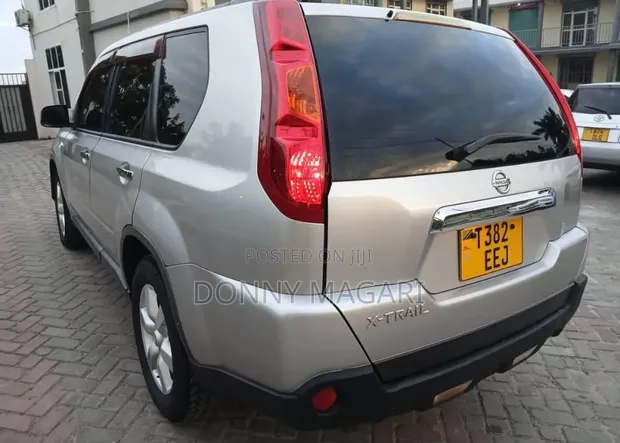 Nissan X-Trail 2010 Silver - 1