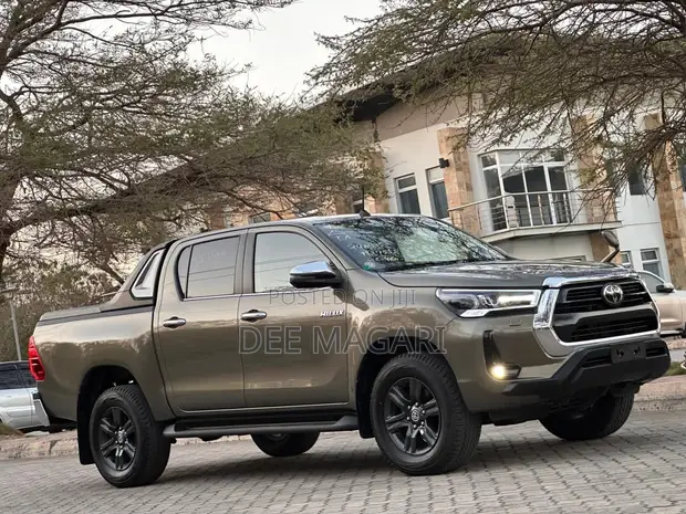 Toyota Hilux 2023 - Green Metallic - 1