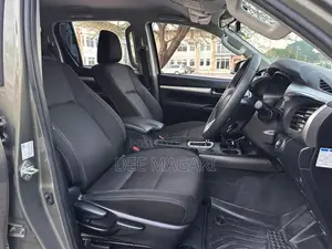 Toyota Hilux 2023 - Green Metallic