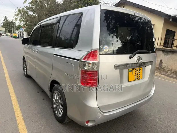 Toyota Noah 2007 Silver - 1