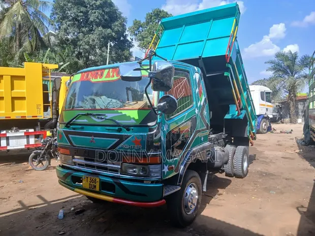 Mitsubishi Fuso Tipper - 1