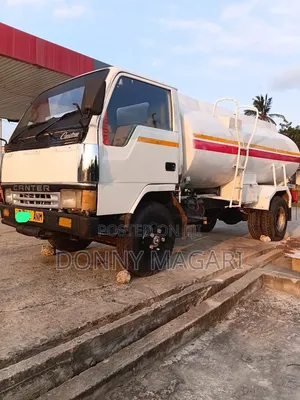 Lori la Tangi la Mafuta la Mitsubishi Canter