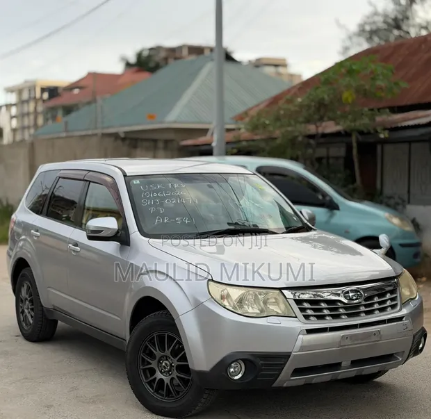 Subaru Forester 2011 Silver - 1