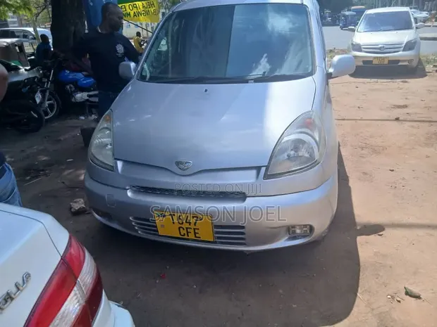 Toyota Fun Cargo 2005 Silver - 1