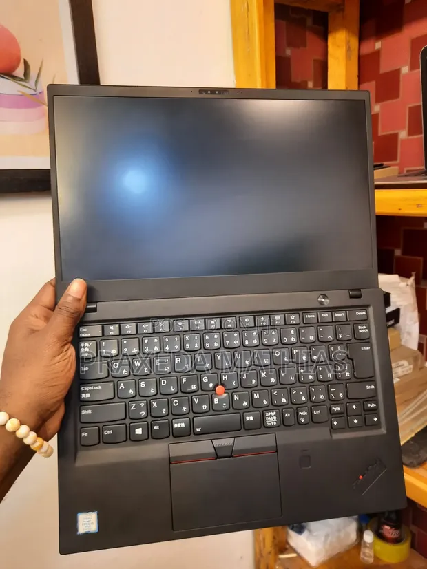 Laptopi ya Lenovo ThinkPad X1 Carbon - Core i5, 8GB RAM, 256GB SSD - 1