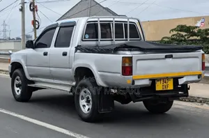 Toyota Hilux 2.5 Cab Pickup 2005 Gray