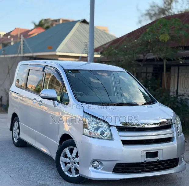 Toyota Noah 2008 Silver - 1