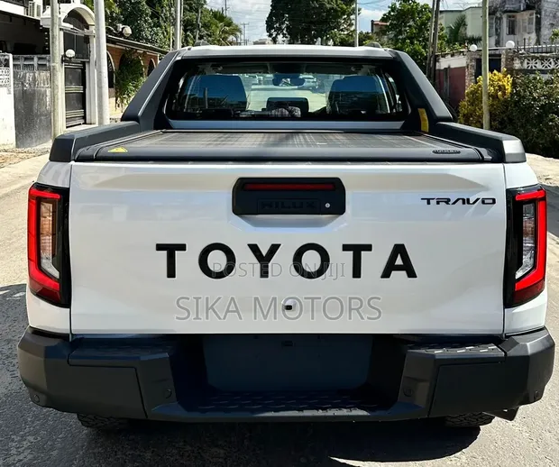 New Toyota Hilux 2026 White - 1