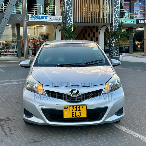 Toyota Vitz 2013 Silver - 1
