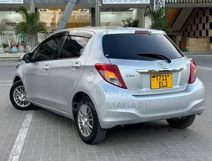 Toyota Vitz 2013 Nyeupe