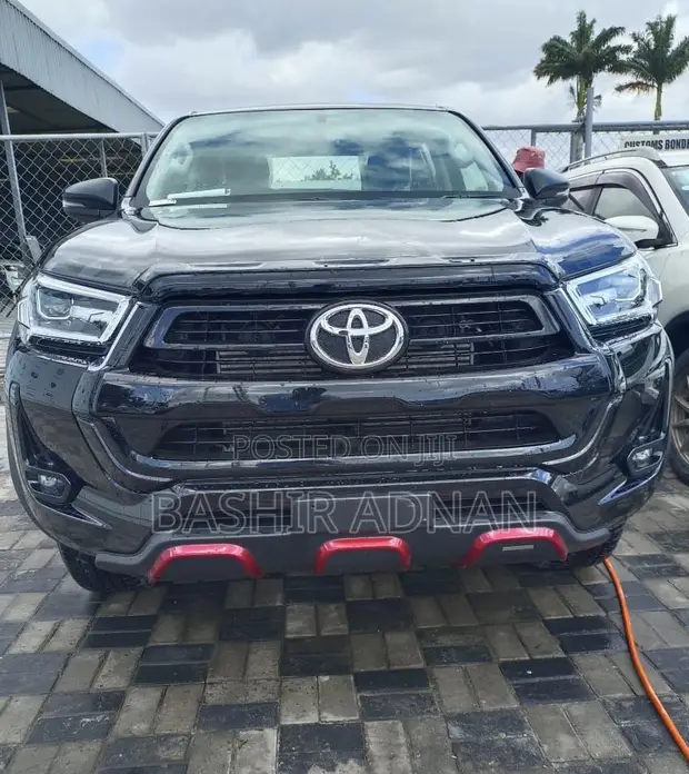 New Toyota Hilux Black Edition 2026 - 1