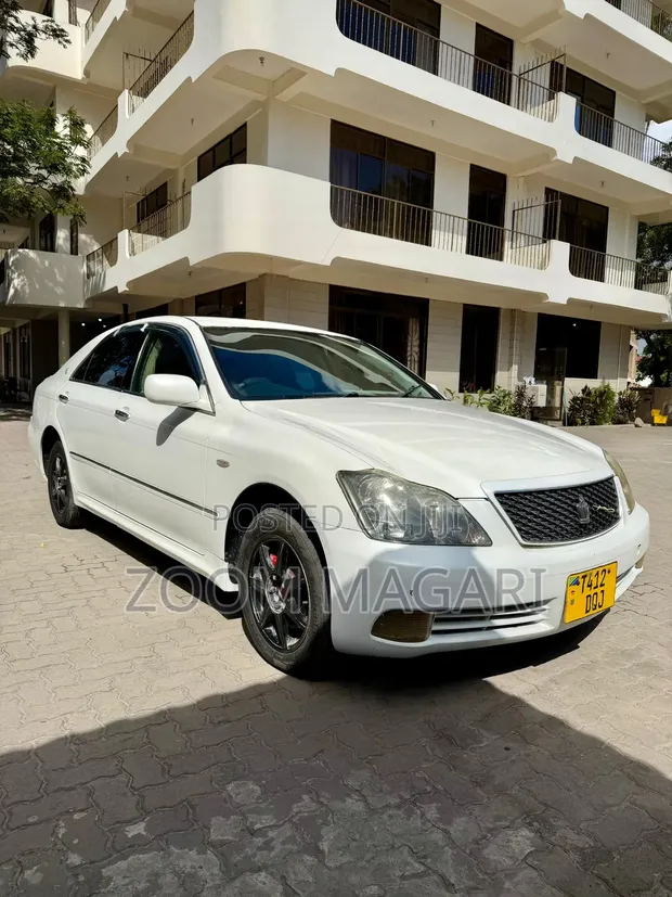 Toyota Crown Royale 2005 Pearl - 1