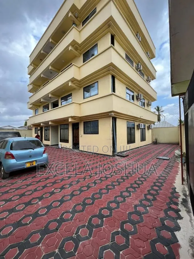 8-Bedroom House for Sale in Excela Joshua, Yombo - 1