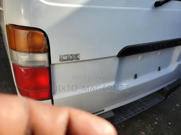 Toyota HiAce DX 1990 - White - 1