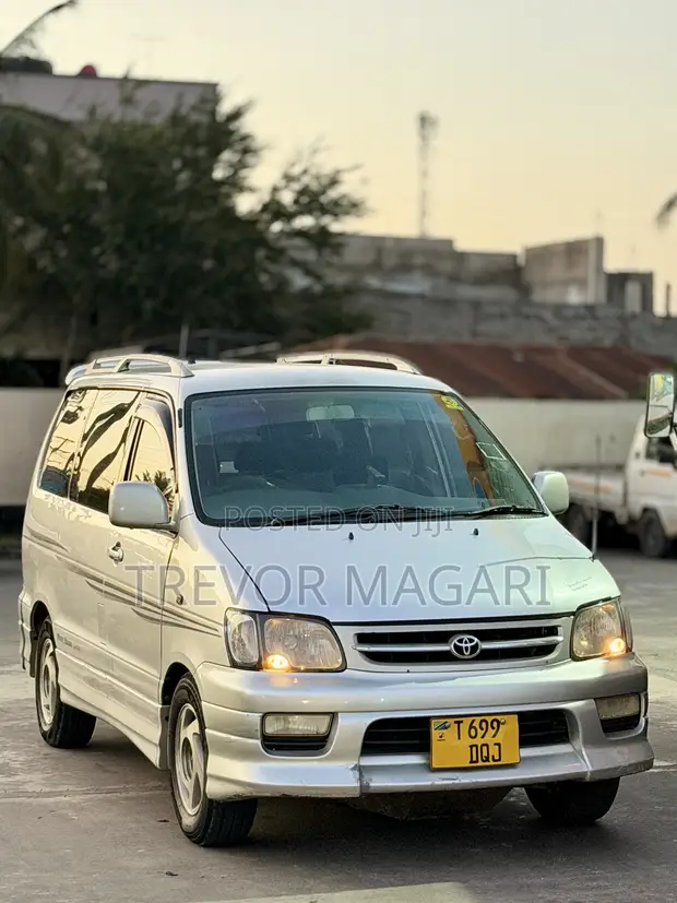 Toyota Noah 2005 Silver - 1