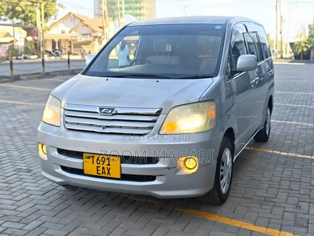Toyota Noah 2005 Silver - 1