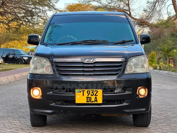 Toyota Noah 2004 Black - 1